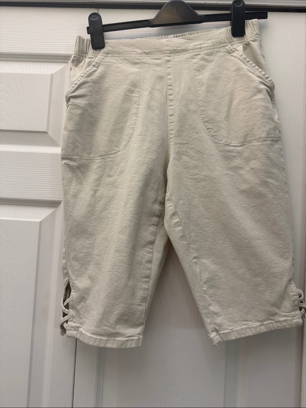 Croft Barrow Shorts Womens petite Skimmer Mid Rise Pull On Cut Out Hem Stretch